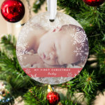 Winter Baby's First Christmas Snowflakes auf Red Ornament<br><div class="desc">Dieses süße Design bietet Schneeflocken in Weiß und Silber mit Platz für ein Foto zum Gedenken an die 1. Weihnachtszeit des Babys! Die Kollektion der Koordinationsprodukte ist in unserem Shop, zazzle.com/doodlelulu*, erhältlich. Kontaktieren Sie uns, wenn Sie dieses Design für ein bestimmtes Produkt verwenden möchten, um Ihr eigenes, einzigartiges Passwort zu...</div>