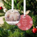 Winter Baby's First Christmas Snowflakes Foto Ornament<br><div class="desc">Dieses süße Design bietet Schneeflocken in Weiß und Silber mit Platz für ein Foto zum Gedenken an die 1. Weihnachtszeit des Babys! Die Kollektion der Koordinationsprodukte ist in unserem Shop, zazzle.com/store/doodlelulu, erhältlich. Kontaktieren Sie uns, wenn Sie dieses Design für ein bestimmtes Produkt verwenden möchten, um Ihr eigenes, einzigartiges Passwort zu...</div>