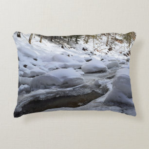 Winter-Bergfluss – Wilde Natur Rumänien Dekokissen