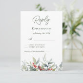 Winter Berries Green Foliage Reply RSVP Karte (Stehend Vorderseite)