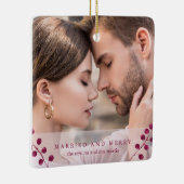 Winter Berries Rosa Verheiratetes und fröhliches F Keramikornament (Rechts)