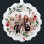 Winter Berry Family Foto Ornament Karte<br><div class="desc">Die Weihnachtsschmuckkarte der Familie hat einen wunderschönen Aquarellrahmen aus Beeren und Blattwerk,  der Ihr Foto umgibt. Auf der Rückseite ist ein Text,  der sagt: "Ich wünsche Ihnen Frieden und Glück dieses Weihnachten. Sie können mit Ihren Namen und das Jahr personalisieren.</div>