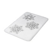 Winter Bling Silver Schneeflocken auf Weiß Badematte (Schrägansicht)