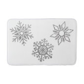 Winter Bling Silver Schneeflocken auf Weiß Badematte (Vorderseite)