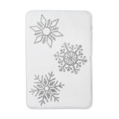 Winter Bling Silver Schneeflocken auf Weiß Badematte (Vorderseite Vertikal)