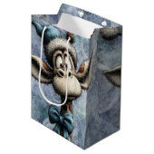 Winter Blue Christmas Cute Giraffe With Hat Mittlere Geschenktüte (Vorderseite Schrägansicht)