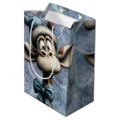 Winter Blue Christmas Cute Giraffe With Hat Mittlere Geschenktüte (Rückseite Schrägansicht)