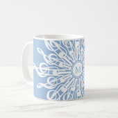 Winter Blue Ornamental Monogram G-Clef Snowflake Kaffeetasse (Vorderseite Links)