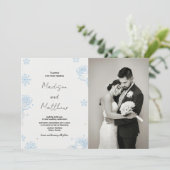 Winter Blue Snows Floral Wedding Einladungen Foto (Stehend Vorderseite)