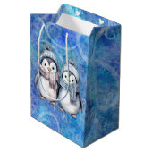 Winter Blue Watercolor Pinguine Scarves Hats Mittlere Geschenktüte (Rückseite Schrägansicht)