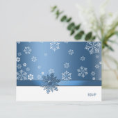 Winter Blue & White Snowflake RSVP Cards Karte (Stehend Vorderseite)