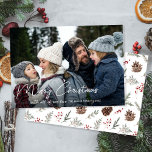 Winter Botanicals Weihnachtsfest Foto Feiertagskarte<br><div class="desc">Erleben Sie den Zauber der Urlaubssaison mit unserer modernen, minimalistischen Simple One Foto Family Christmas Card. Ein Single, faszinierender Foto-Raum wird perfekt durch einen erfrischenden Kiefernzapfen und holzige Beeren auf der Rückseite ausgeglichen. Dieses geschmackvoll einfache Design vereint die Wärme der Krawatte der Familie und ruft Lächeln hervor, die weit über...</div>
