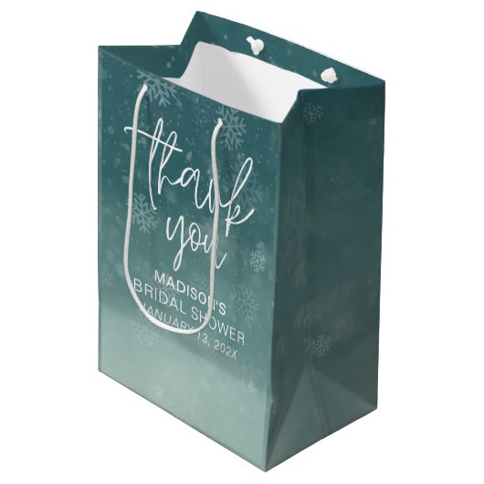 Winter-Brautparty Snowflakes Mittlere Geschenktüte (Vorderseite Schrägansicht)