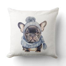 Winter Bulldog Baby in blauer Mütze und Schal 