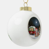 Winter Bulldog Caravan Weihnachtsabenteuer Keramik Kugel-Ornament (Links)