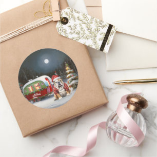 Winter Bulldog Caravan Weihnachtsabenteuer Runder Aufkleber