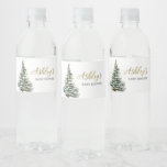 Winter Christmas Tree Baby Dusche Wasserflaschenetikett<br><div class="desc">Entspannen Sie mit unserer Baby-Dusche,  die mit unserem charmanten Baby-Label "Cold Outside Baby Shower" bedruckt ist. Diese individuell gestaltbaren Etiketten sind mit bezaubernden Babymotiven geschmückt und sorgen für eine Touch Laune. Personalisieren Sie sich,  um eine angenehme Atmosphäre zu schaffen,  die Ihre Erfrischungen so schön wie erfrischend macht! BS563</div>