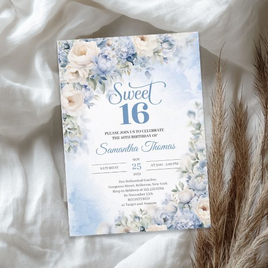 Winter Dusty Blue und Elfenbein Blume Sweet 16 Einladung