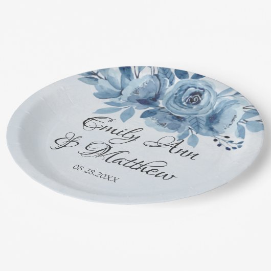 Winter Dusty Blue Watercolor Peony Wedding Pappteller (Schrägansicht)