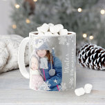 Winter Erinnerungen Schneeflocken Zwei Fotos Kaffeetasse<br><div class="desc">Personalisieren Sie diesen festlichen Weihnachtskaffee oder die heiße Kakao-Tasse mit zwei Lieblings-Fotos und dem "Winter Erinnerungen"-Text. Das Design zeichnet sich durch ein weißes Winterschneeflockenmuster aus. Die neutrale,  graue Hintergrundfarbe kann individuell an Ihr Foto angepasst werden.</div>