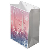 Winter Fairy Tale Gift Bag, Enchanted Snowscape Mittlere Geschenktüte (Rückseite Schrägansicht)
