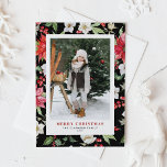 Winter Floral Pattern Schwarzes Weihnachtsfest Fot Feiertagspostkarte<br><div class="desc">Frohe Weihnachten! Mit dieser individuell gestaltbaren Weihnachtspostkarte für Foto und Familie heißen wir Sie herzlich willkommen. Es zeichnet sich durch das botanische Muster roter Poinsettia, Winterbeeren, Hasen, Paperwhites und Grünakzente aus. Personalisieren Sie diese Weihnachtskarte in Aquarellfarbe, indem Sie Ihre eigenen Details hinzufügen. Diese weihnachtliche Weihnachtskarte ist in einer Vielzahl von...</div>