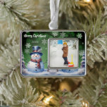Winter Forest Snowman Foto | Green Rahmen-Ornament Silber<br><div class="desc">Dekorieren Sie Ihren Baum in dieser Ferienzeit mit einem grünen Winterwald Snowman Weihnachten Foto Holiday Gerahmt Ornament. Im Ornament-Design steht ein niedlicher Schneemann in einem Top-Hut in Schal stehend in einer Winterwaldszene mit fallendem Schnee. Mit diesem Design sind auch zusätzliche Geschenk- und Urlaubsartikel erhältlich.</div>