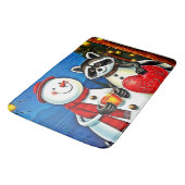 Winter Freunde: Schneemann & Waschbär Joy Design  Badematte (Schrägansicht)