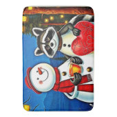 Winter Freunde: Schneemann & Waschbär Joy Design  Badematte (Vorderseite Vertikal)