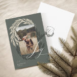 Winter Garland Wreath Joy Script Photo & Monogram Feiertagskarte<br><div class="desc">Embrace the joy of the holiday season with our winter garland Christmas holiday card. Our personalized cards feature our hand-drawn winter garland wreath design with your photo, family signature, and monogram in a festive and elegant crest on the back of the card. Spread the love and cheer this winter with...</div>