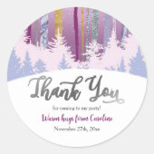 Winter Geburtstag Blau Lila mit Schneebäumen Runder Aufkleber (Vorderseite)