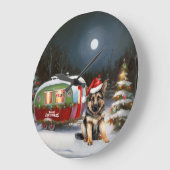 Winter German Shepherd Caravan Weihnachtsabenteuer Große Wanduhr (Winkel)