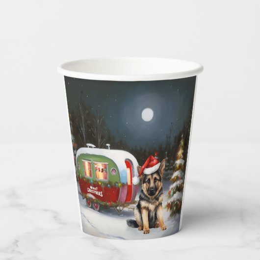 Winter German Shepherd Caravan Weihnachtsabenteuer Pappbecher (Rückseite)