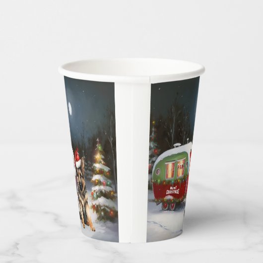 Winter German Shepherd Caravan Weihnachtsabenteuer Pappbecher (Rechts)