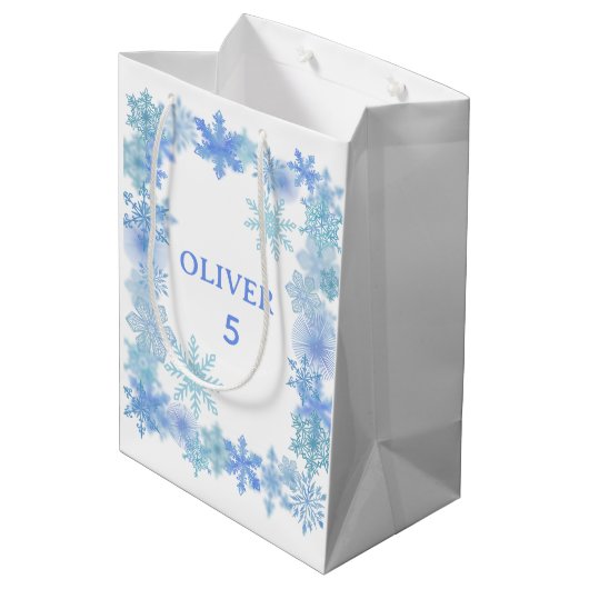 Winter Gift Bag, Minimalist Snowflake Present Bag Mittlere Geschenktüte (Rückseite Schrägansicht)