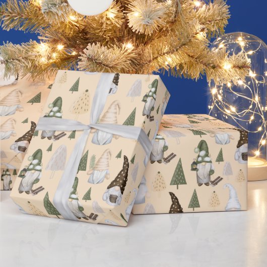 Winter-Gnome Wald Beige Geschenkpapier (Feiertage)