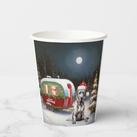 Winter Great Dane Caravan Weihnachtsabenteuer Pappbecher (Rückseite)