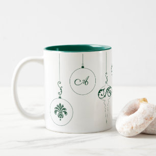 Winter Green Monogram Bauble Ornaments Zweifarbige Tasse
