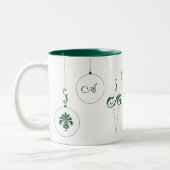 Winter Green Monogram Bauble Ornaments Zweifarbige Tasse (Links)