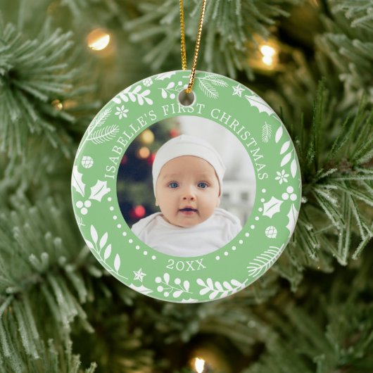 Winter Greenery Baby First Christmas Fotos Keramik Ornament (Baum)