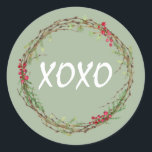 Winter Greenery Berries Wreath Christmas XOXO Runder Aufkleber<br><div class="desc">Eleganter und moderner festlicher Umschlag Aufkleber oder Geschenkaufkleber für Weihnachten mit dem Text 'XOXO' in weißer Schriftzeichen-Kalligraphie auf einem laurel grünen Hintergrund und einer stilvollen Touch von Wintergrün und Beeren Kranz. Exklusiv für Sie entworfen von Happy Dolphin Studio. Wenn Sie Hilfe oder passende Produkte benötigen, kontaktieren Sie uns bitte über...</div>