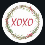 Winter Greenery Berries Wreath Christmas XOXO Runder Aufkleber<br><div class="desc">Eleganter und moderner festlicher Umschlag Aufkleber oder Geschenkaufkleber für Weihnachten mit dem Text 'XOXO' in roter Chic-Schrift-Kalligraphie auf weißem Hintergrund und einer stilvollen Touch von Wintergrün und Beeren Kranz. Exklusiv für Sie entworfen von Happy Dolphin Studio. Wenn Sie Hilfe oder passende Produkte benötigen, kontaktieren Sie uns bitte über unseren Shop...</div>