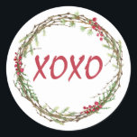 Winter Greenery Berries Wreath Christmas XOXO Runder Aufkleber<br><div class="desc">Eleganter und moderner festlicher Umschlag Aufkleber oder Geschenkaufkleber für Weihnachten mit dem Text 'XOXO' in roter Chic-Schrift-Kalligraphie auf weißem Hintergrund und einer stilvollen Touch von Wintergrün und Beeren Kranz. Exklusiv für Sie entworfen von Happy Dolphin Studio. Wenn Sie Hilfe oder passende Produkte benötigen, kontaktieren Sie uns bitte über unseren Shop...</div>