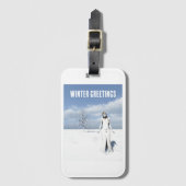 Winter Greetings. Female elf walking in the snow Gepäckanhänger (Vorderseite Vertikal)