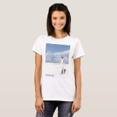 Winter Greetings. Female elf walking in the snow T-Shirt (Vorne ganz)