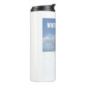 Winter Greetings. Female elf walking in the snow Thermosbecher (Nach links gedreht)