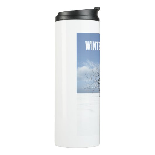 Winter Greetings. Female elf walking in the snow Thermosbecher (Nach links gedreht)