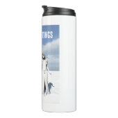 Winter Greetings. Female elf walking in the snow Thermosbecher (Nach rechts gedreht)