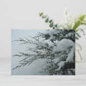Winter-Hochzeits-immergrüner Baum mit Schnee Einladung (Stehend Vorderseite)