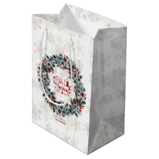 Winter Holiday Wreath 'Das ist die Jahreszeit Mong Mittlere Geschenktüte (Rückseite Schrägansicht)